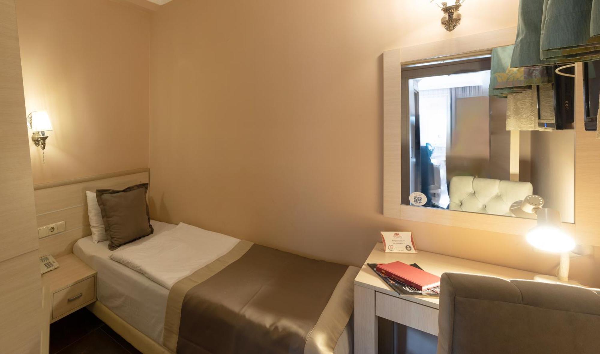 Classes Hotel Airport Istanbul Room photo