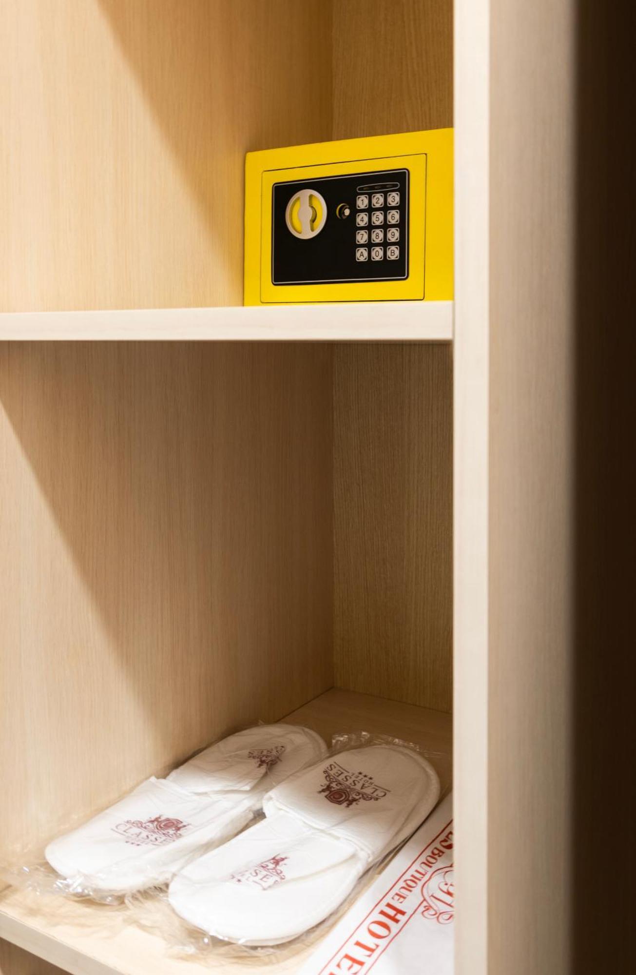 Classes Hotel Airport Istanbul Room photo