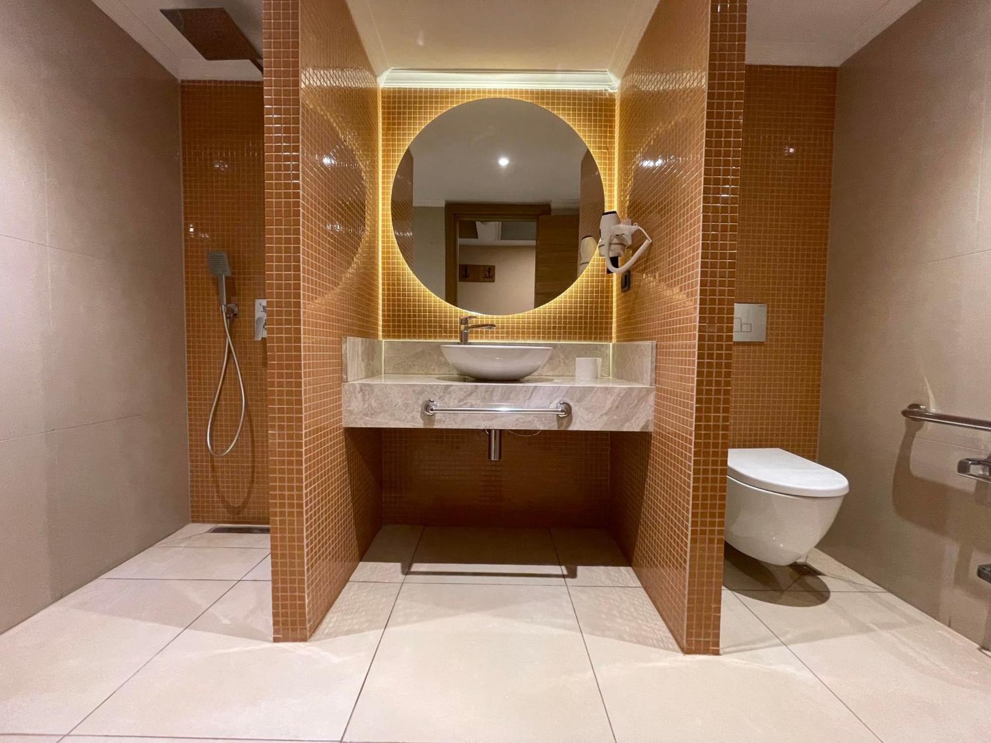 Classes Hotel Airport Istanbul Room photo